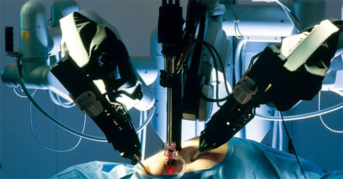 Врач управляет роботом для работы с пациентом на расстоянии 2000 км. Фото 1
