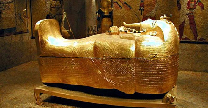 Крупный план золотого гроба фараона Тутанхамона возрастом 3300 лет.